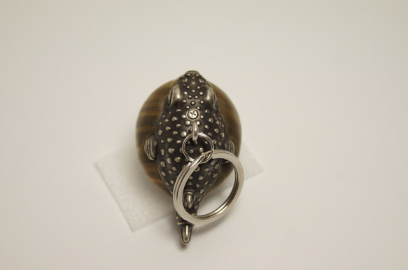 フグ　パロサント（木材）ピューター（金属）キーホルダー、ペンダント、バッグチャーム、置物 11枚目の画像