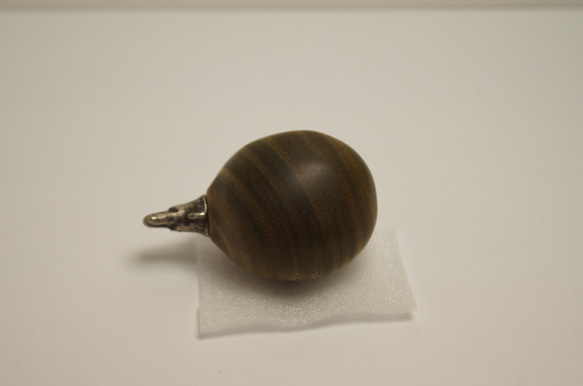 フグ　パロサント（木材）ピューター（金属）キーホルダー、ペンダント、バッグチャーム、置物 7枚目の画像