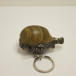 フグ　パロサント（木材）ピューター（金属）キーホルダー、ペンダント、バッグチャーム、置物 8枚目の画像