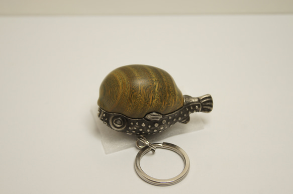 フグ　パロサント（木材）ピューター（金属）キーホルダー、ペンダント、バッグチャーム、置物 8枚目の画像