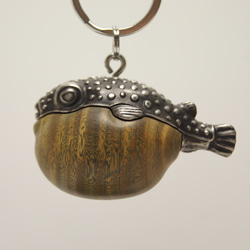 フグ　パロサント（木材）ピューター（金属）キーホルダー、ペンダント、バッグチャーム、置物 4枚目の画像