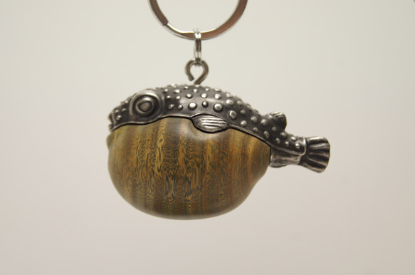 フグ　パロサント（木材）ピューター（金属）キーホルダー、ペンダント、バッグチャーム、置物 4枚目の画像