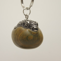 フグ　パロサント（木材）ピューター（金属）キーホルダー、ペンダント、バッグチャーム、置物 3枚目の画像