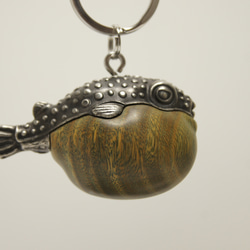 フグ　パロサント（木材）ピューター（金属）キーホルダー、ペンダント、バッグチャーム、置物 1枚目の画像