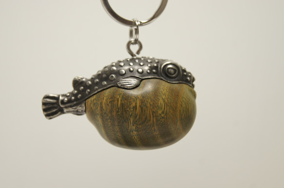 フグ　パロサント（木材）ピューター（金属）キーホルダー、ペンダント、バッグチャーム、置物 1枚目の画像