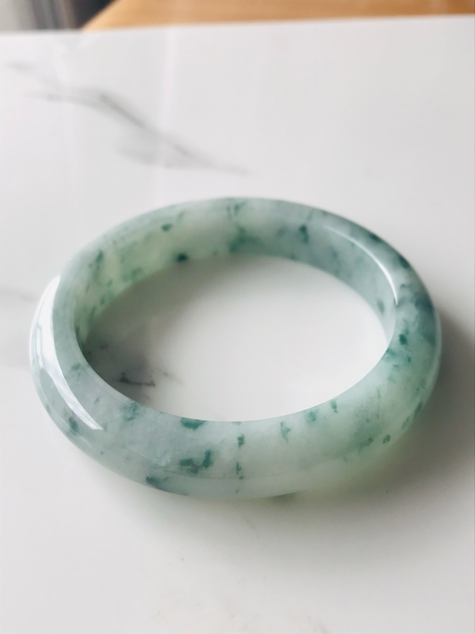 【B3980-0138】ジェイド　翡翠　ヒスイ　バングル　一点もの　希少　ミャンマー産　ホワイト　グリーン　58.2mm