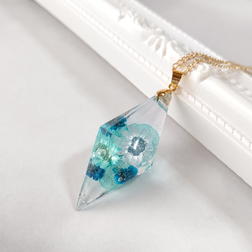 レジン ドライフラワー ネックレス163 青と水色のドライフラワーを詰め込んだひし形のクリスタル型