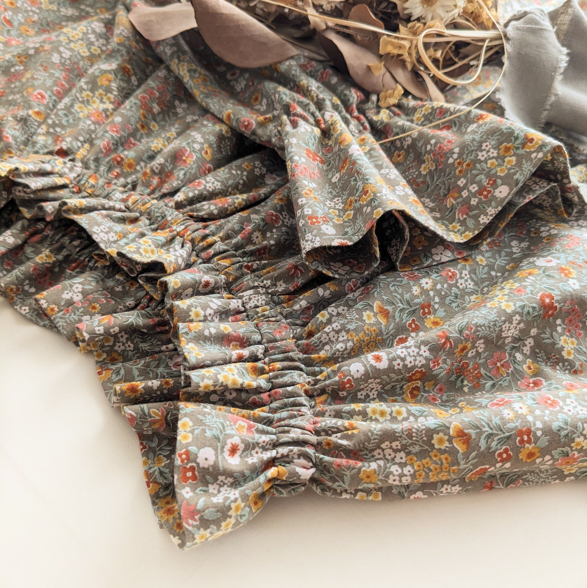 上品な小花柄のフリルブラウス（綿ローン　グレイッシュカーキ）