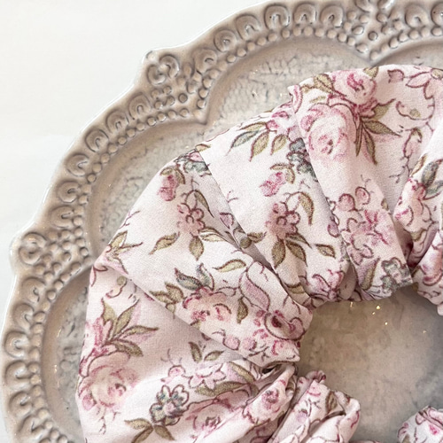 NO.145 ハンドメイドシュシュ リバティ 花柄 ピンク 手染めビーズ NO