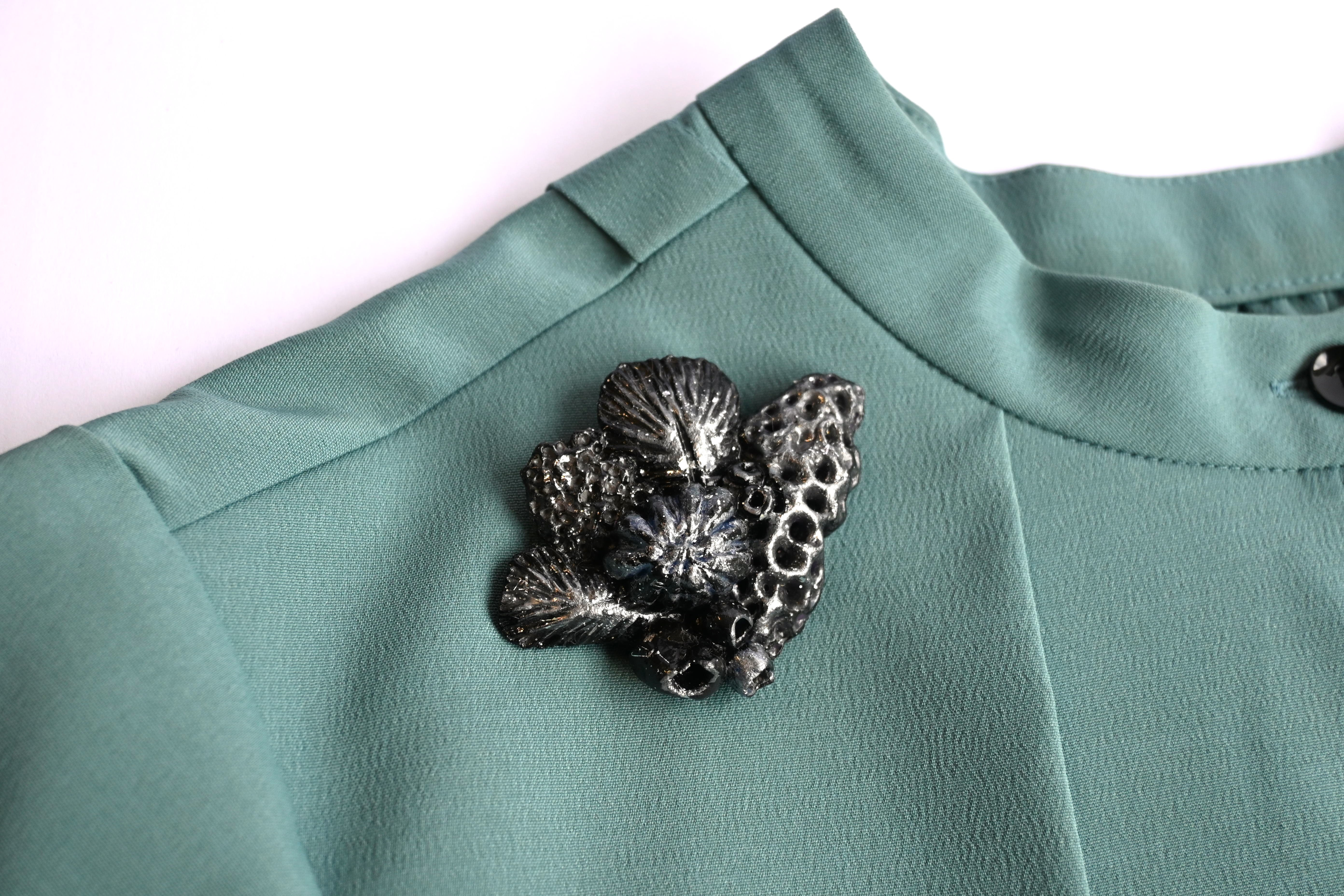 【一点物】「夜の河」粘土ブローチ /kk　コサージュ　アンティーク風　セレモニー　式　大人 貝　黒　シルバー