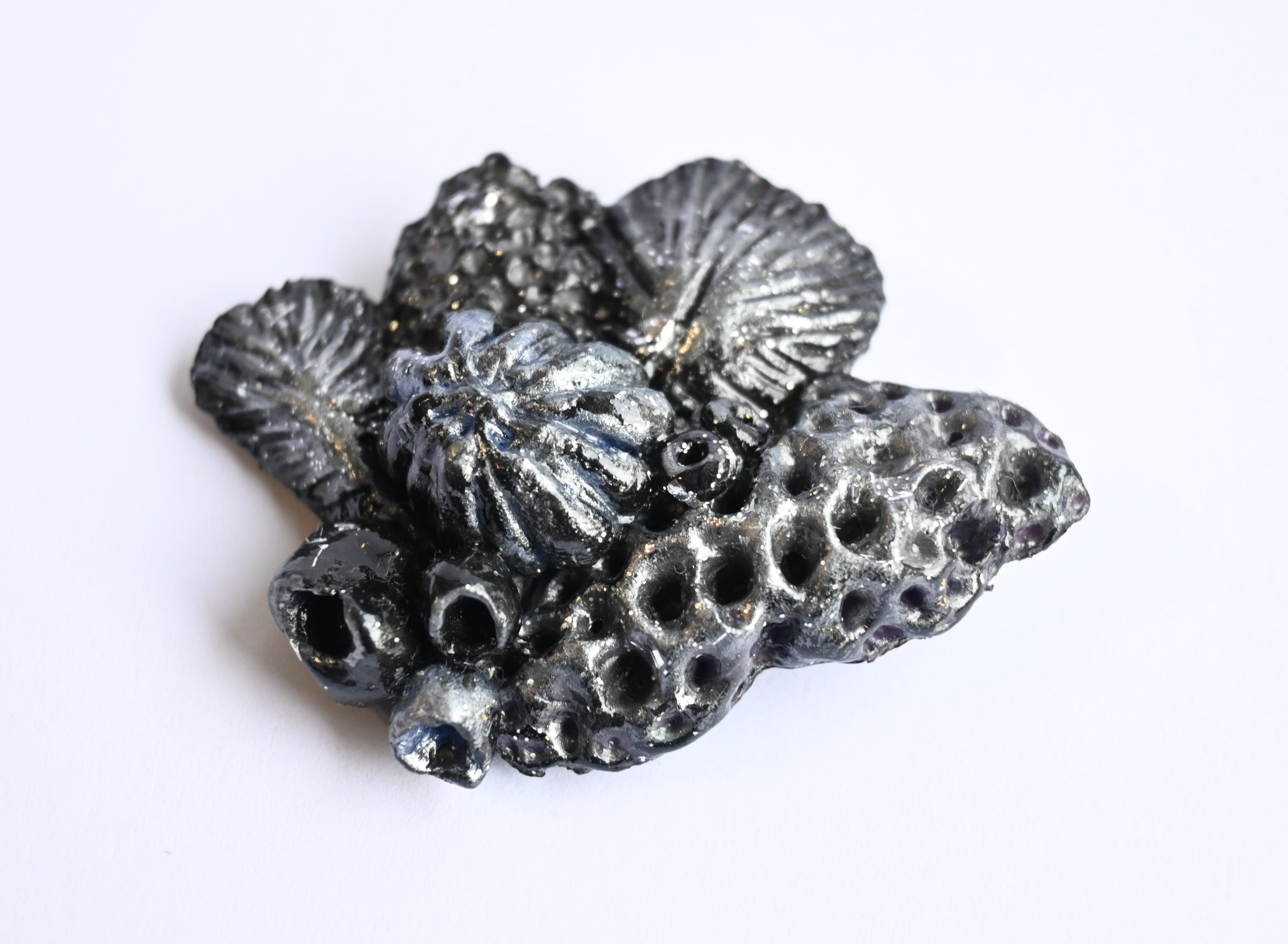 【一点物】「夜の河」粘土ブローチ /kk　コサージュ　アンティーク風　セレモニー　式　大人 貝　黒　シルバー