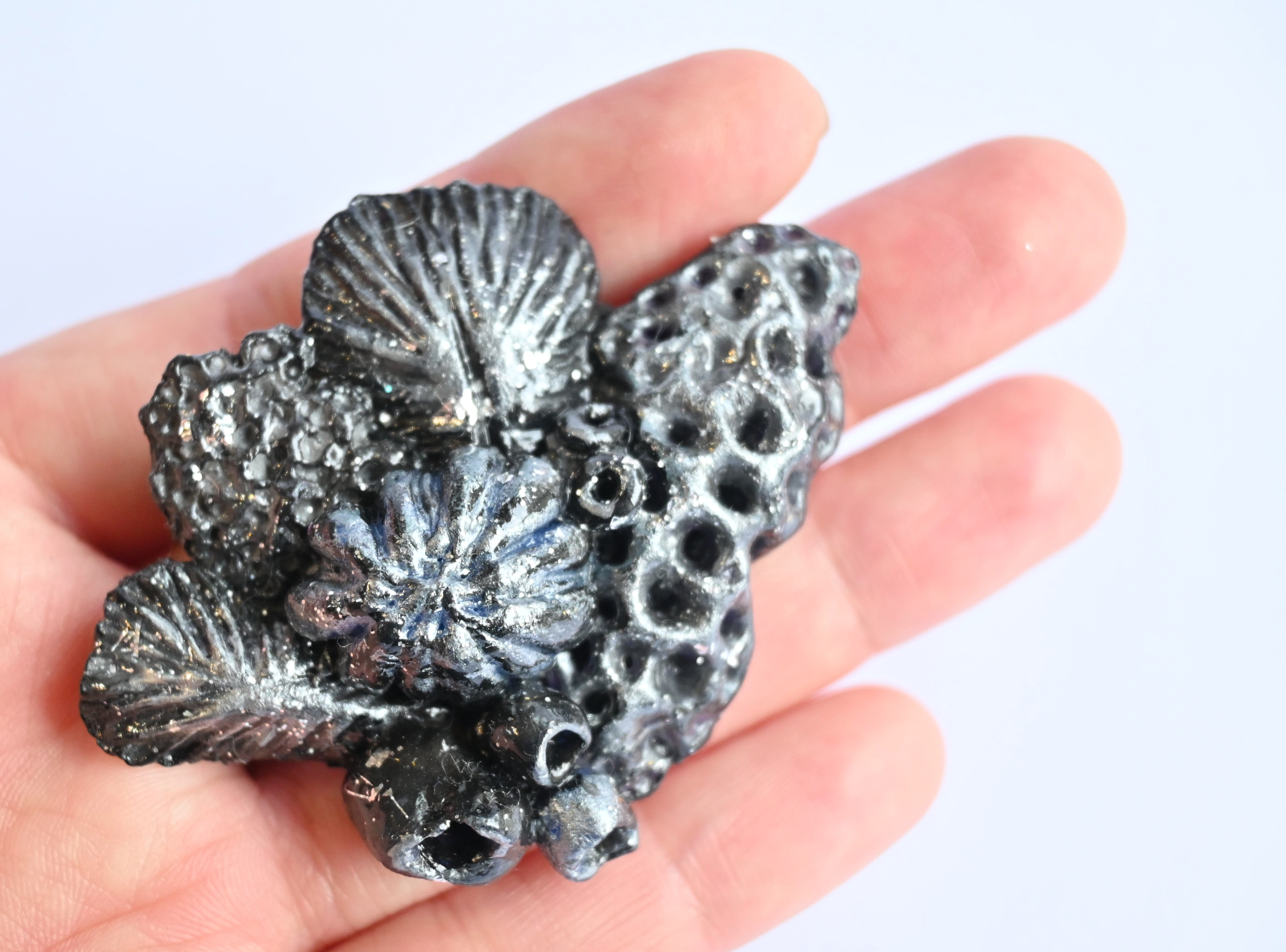 【一点物】「夜の河」粘土ブローチ /kk　コサージュ　アンティーク風　セレモニー　式　大人 貝　黒　シルバー