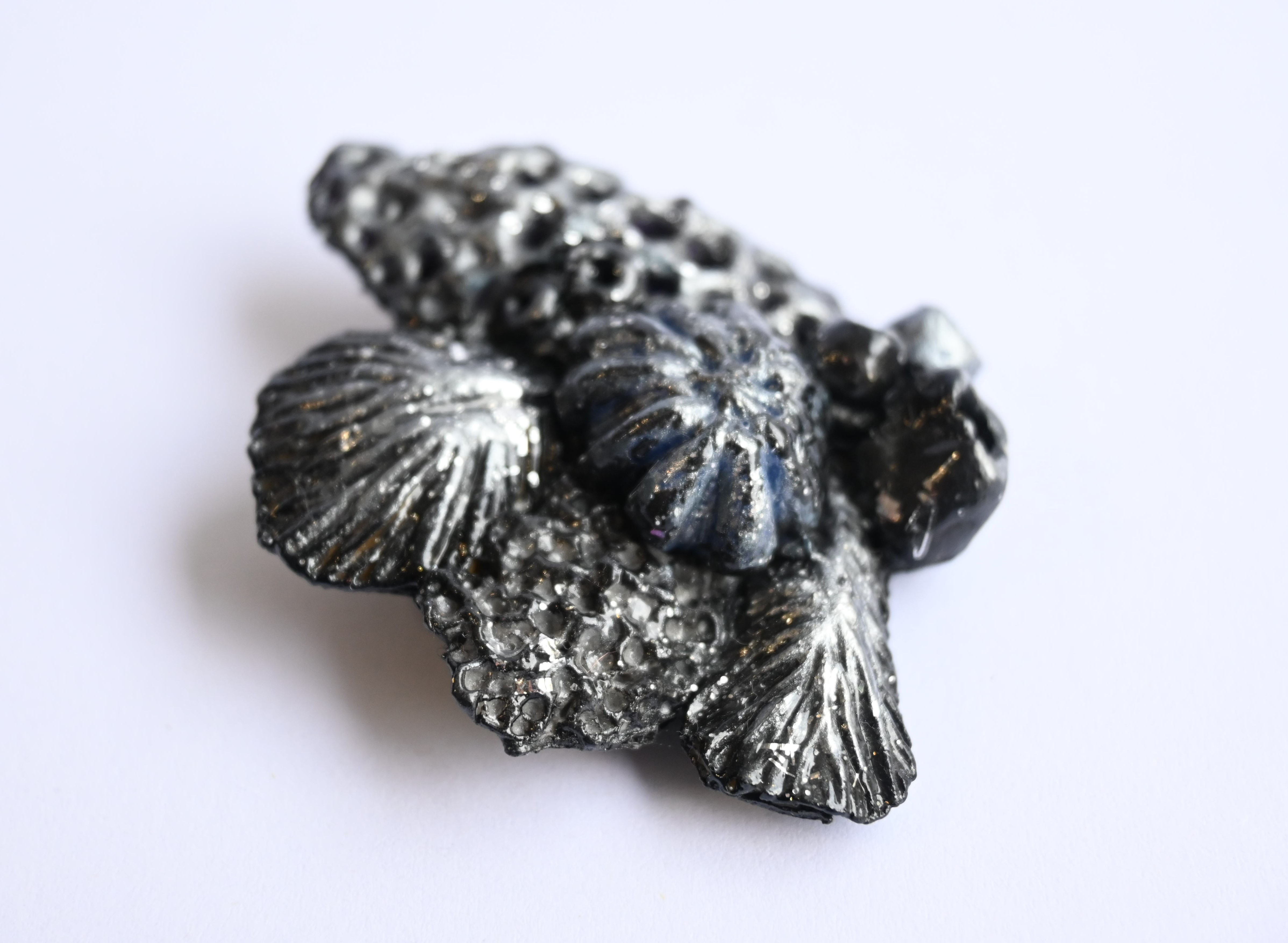 【一点物】「夜の河」粘土ブローチ /kk　コサージュ　アンティーク風　セレモニー　式　大人 貝　黒　シルバー