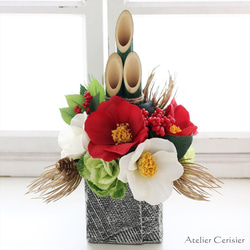 ☆お正月飾り 和風アレンジメント＜紅白椿・葉牡丹＞緑竹 Lサイズ