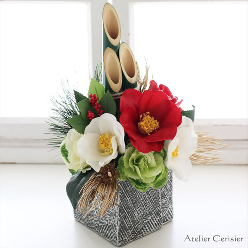 ☆お正月飾り 和風アレンジメント＜紅白椿・葉牡丹＞緑竹 Lサイズ