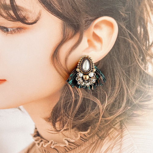 ビーズ刺繍ピアス/大ぶり/フリンジ/ゴールド/カジュアル/パール