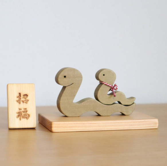 ヘビの親子の干支飾り  お正月飾り ＊受注制作　国産無垢材使用　巳年木製置物・蛇年インテリア　ギフト　 1枚目の画像