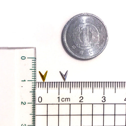 ネイル パーツ サイン V 矢印 スタッズ 2カラーセット 100個(D093) 3枚目の画像