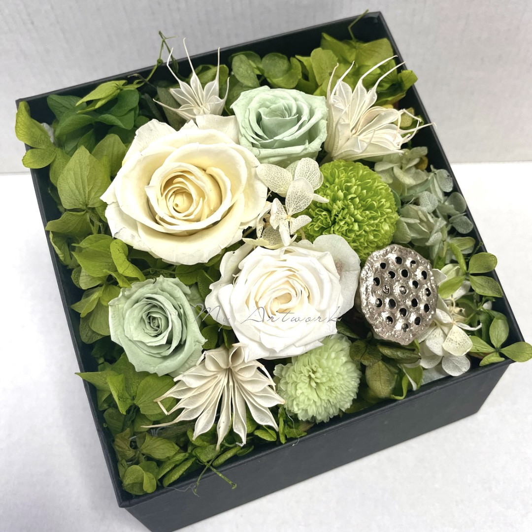 ホワイト&グリーンのBOXアレンジ✳︎お供え花　プリザーブドフラワー