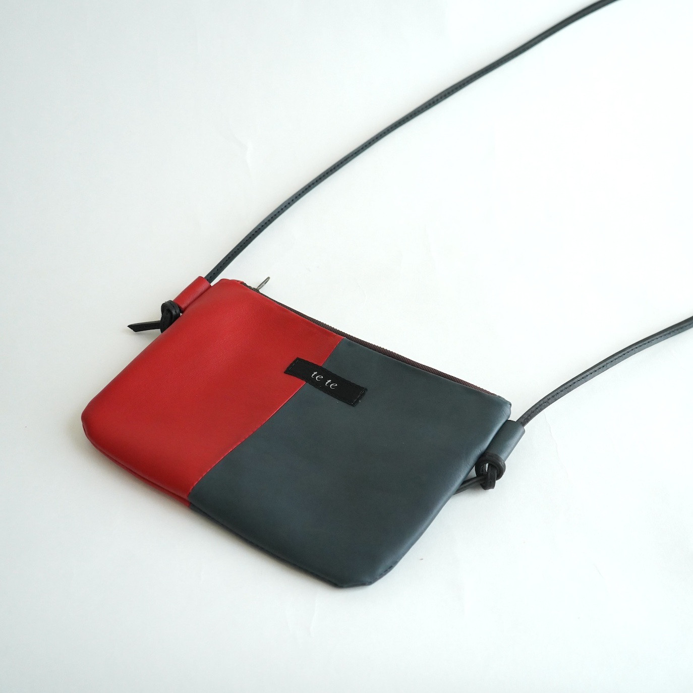 四角いサコッシュ／レッド