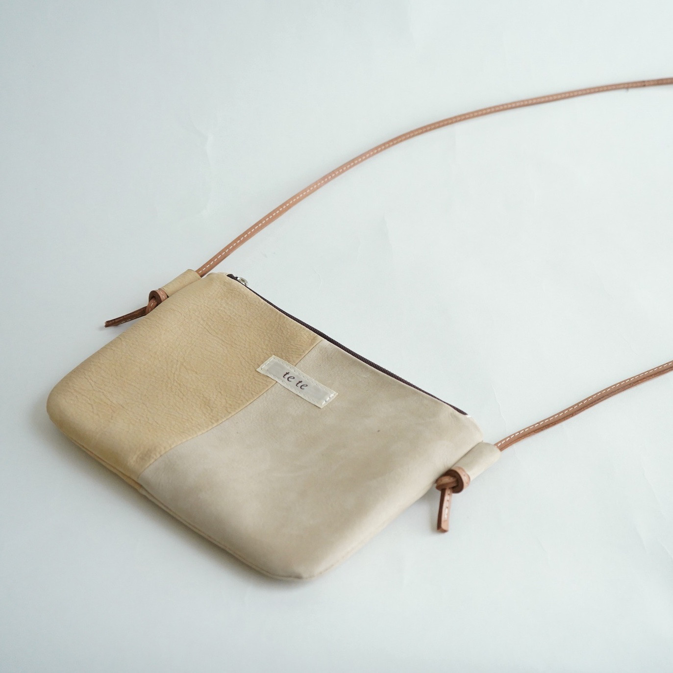 四角いサコッシュ／ヌバックベージュ