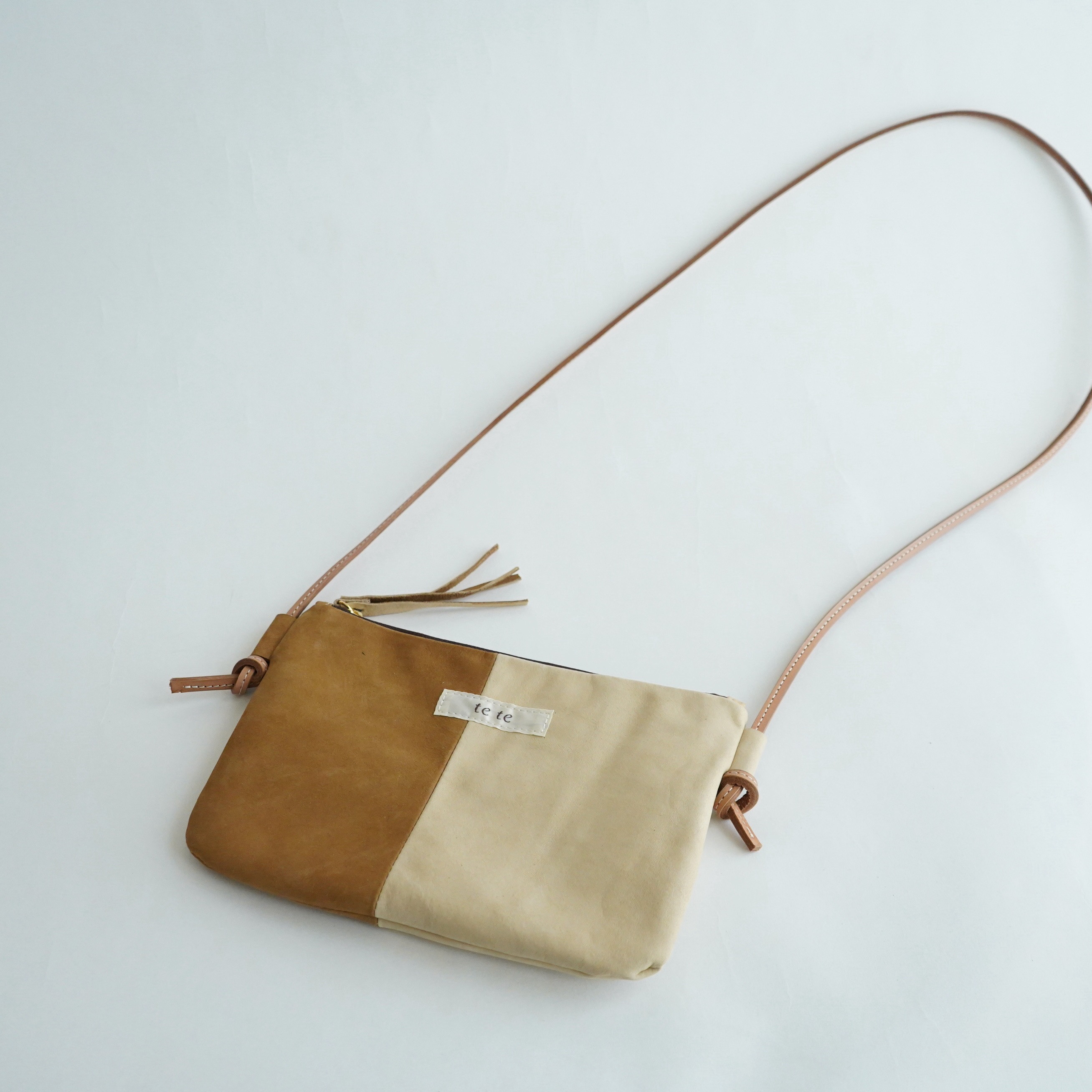 四角いサコッシュ／ベージュ