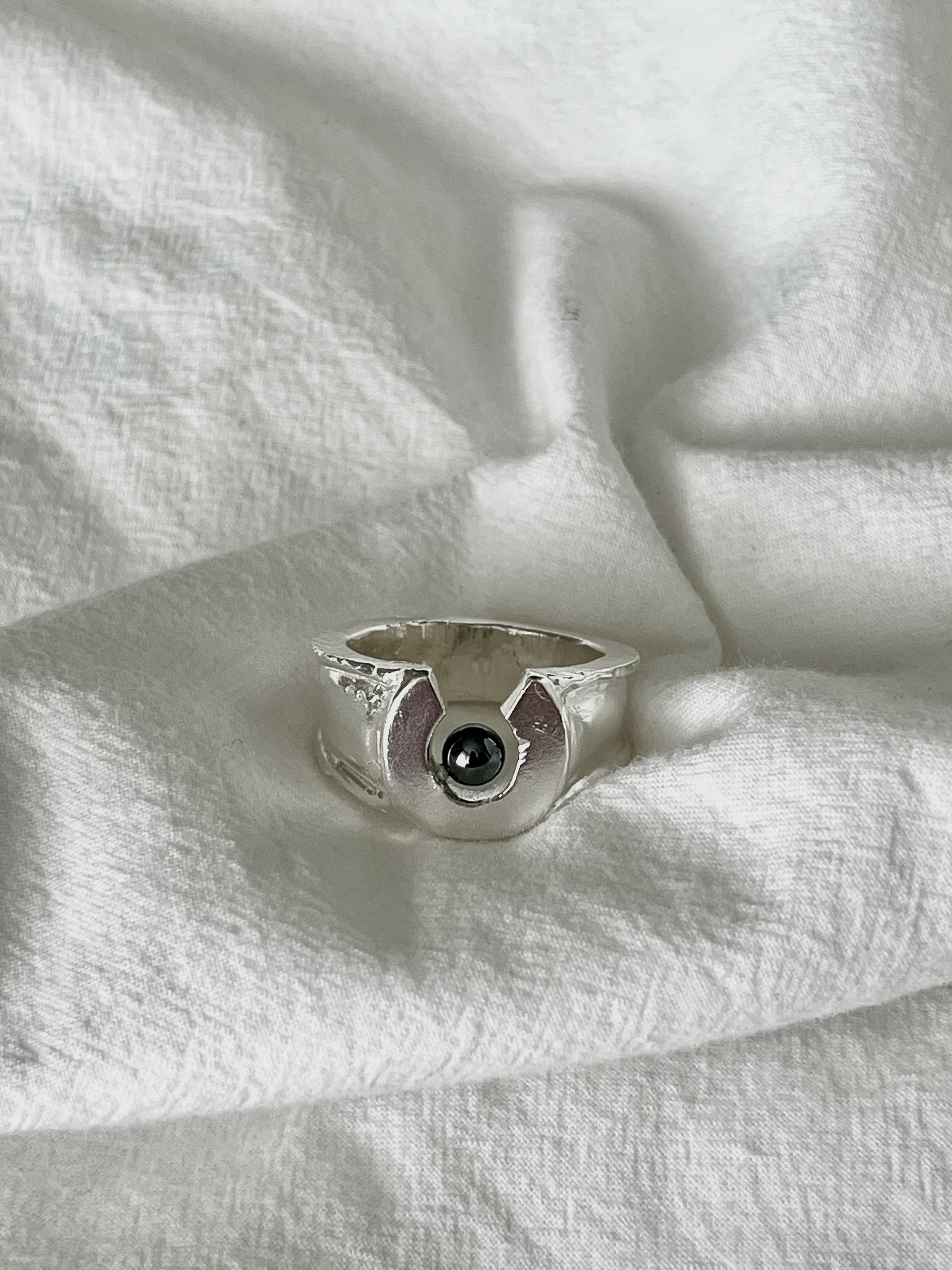 【純銀】馬蹄ヘマタイトの輝き シルバーリング ユニセックスデザイン メンズ