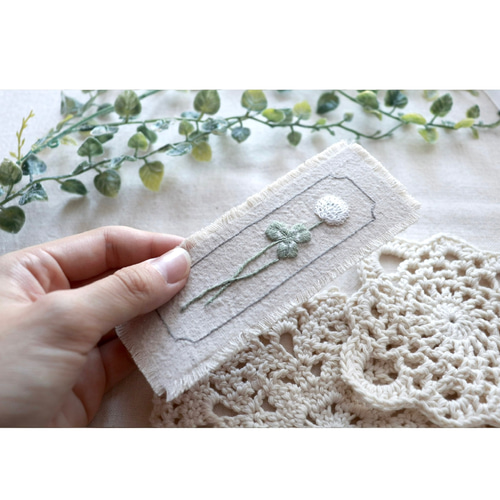 押し花刺繍の栞» ｼﾛﾂﾒｸｻ刺繍 *ブックマーカー しおり・ブックマーク