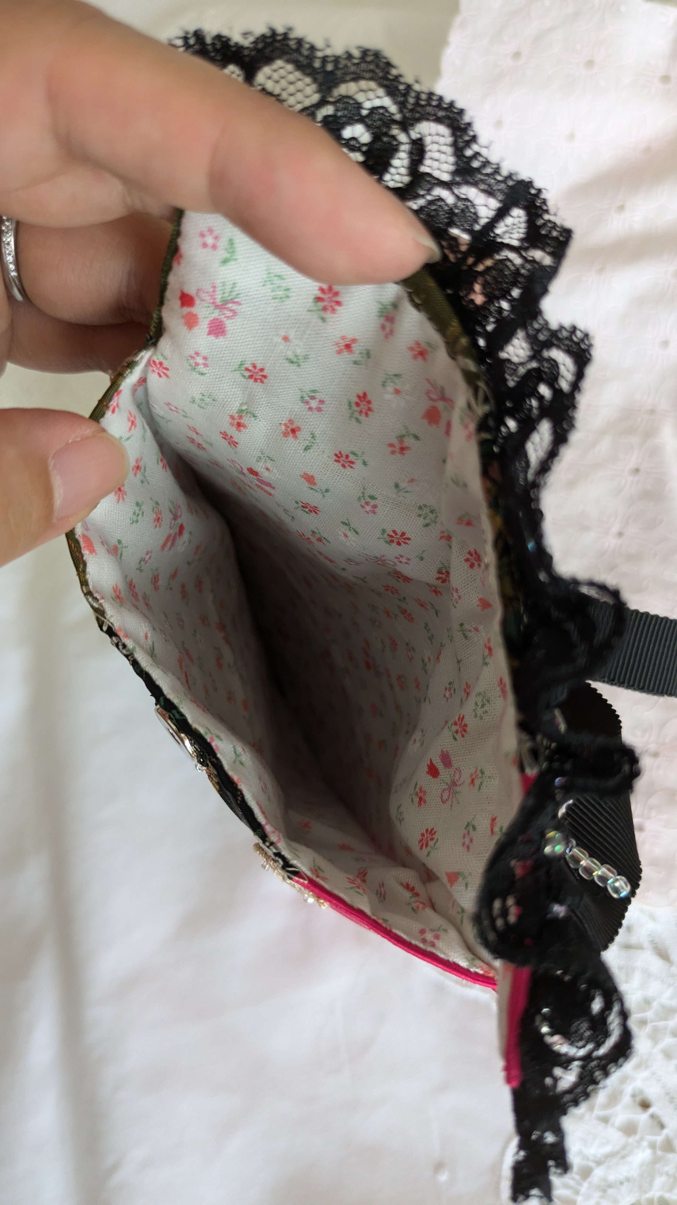 1点限り！リボンつなぎのスマホポシェット