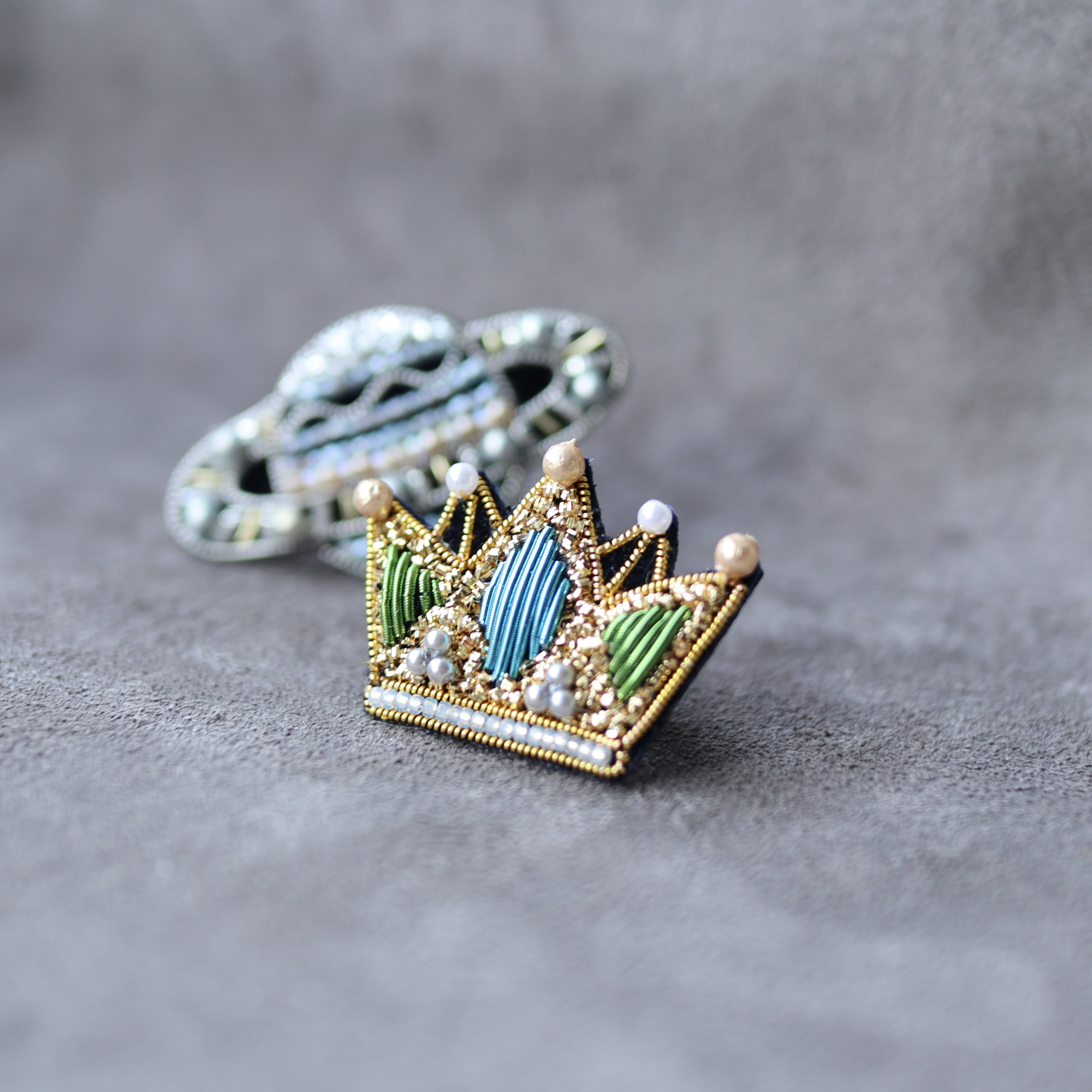 Creema限定　ゴールドやブルー、グリーンの輝きが美しい、王冠のブローチ『アダン』