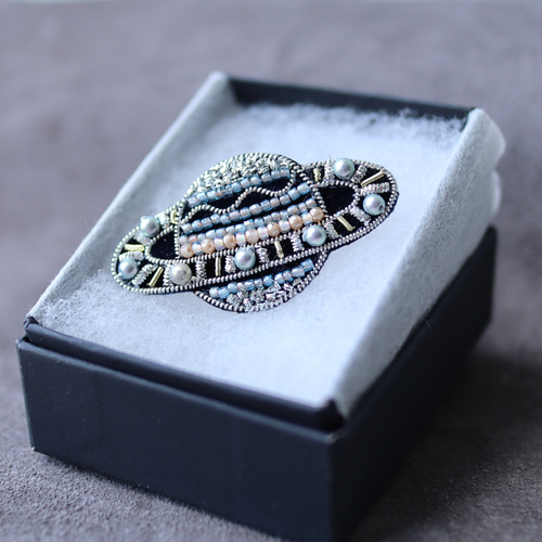 繊細な素材の輝きが美しい、土星のブローチ『レオ』 ブローチ faon