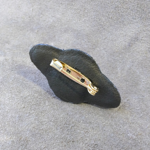 繊細な素材の輝きが美しい、土星のブローチ『レオ』 ブローチ faon