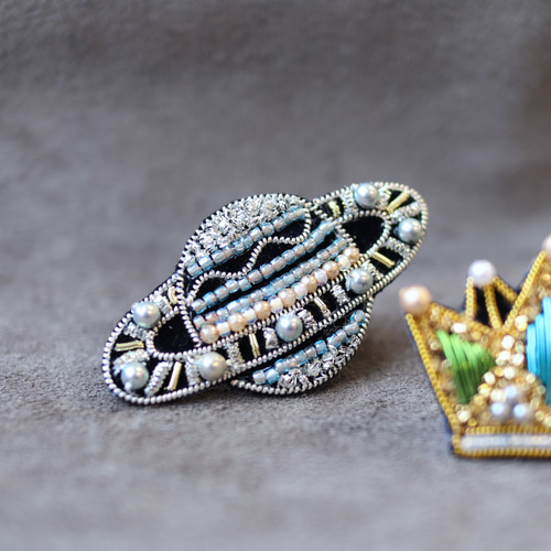 繊細な素材の輝きが美しい、土星のブローチ『レオ』 ブローチ faon