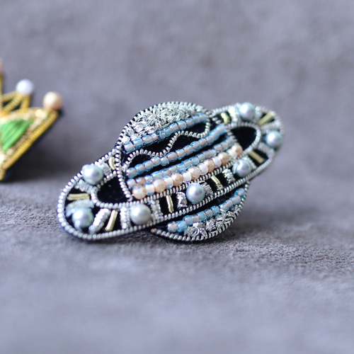 繊細な素材の輝きが美しい、土星のブローチ『レオ』 ブローチ faon