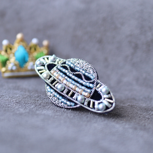 繊細な素材の輝きが美しい、土星のブローチ『レオ』 ブローチ faon