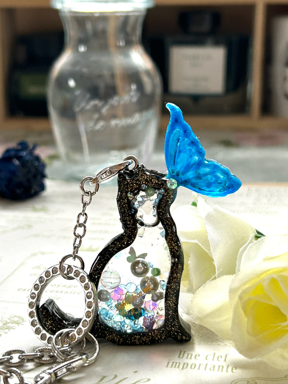 黒猫の宝石箱 キラキラスノードームみたいなバッグチャーム