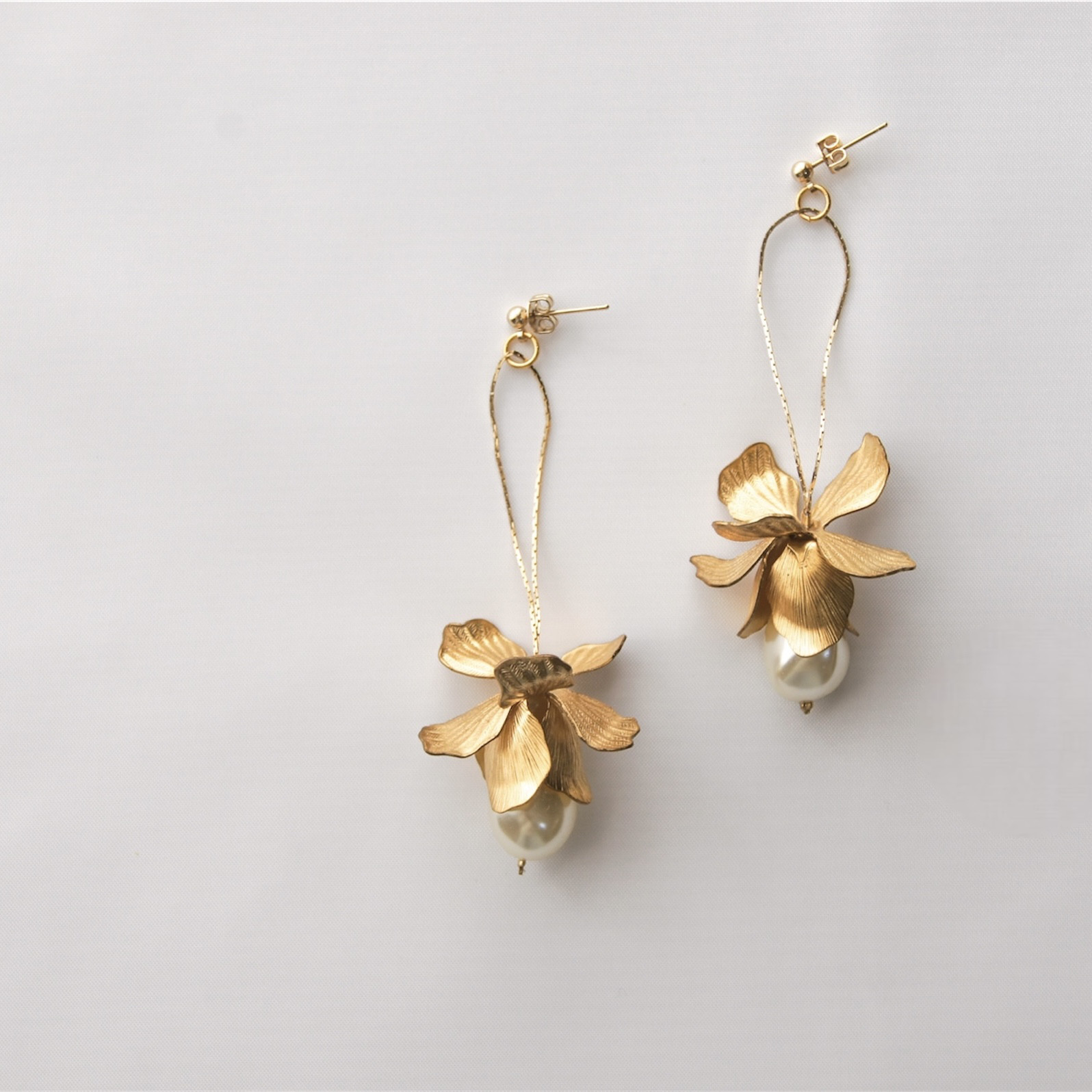 真鍮の花びらとドロップパール　イヤリング/ピアス
