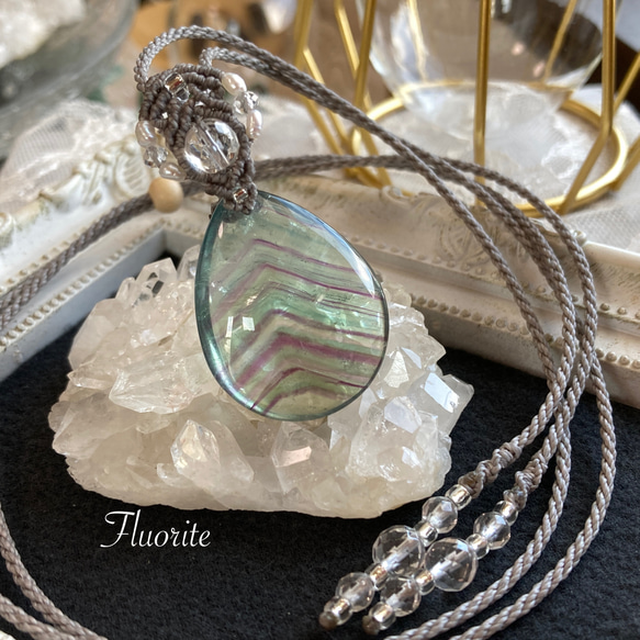 フローライトの天然石マクラメ編みネックレス♪♪♪ マルチカラーフローライト 天然石マクラメ編みネックレス・天然石