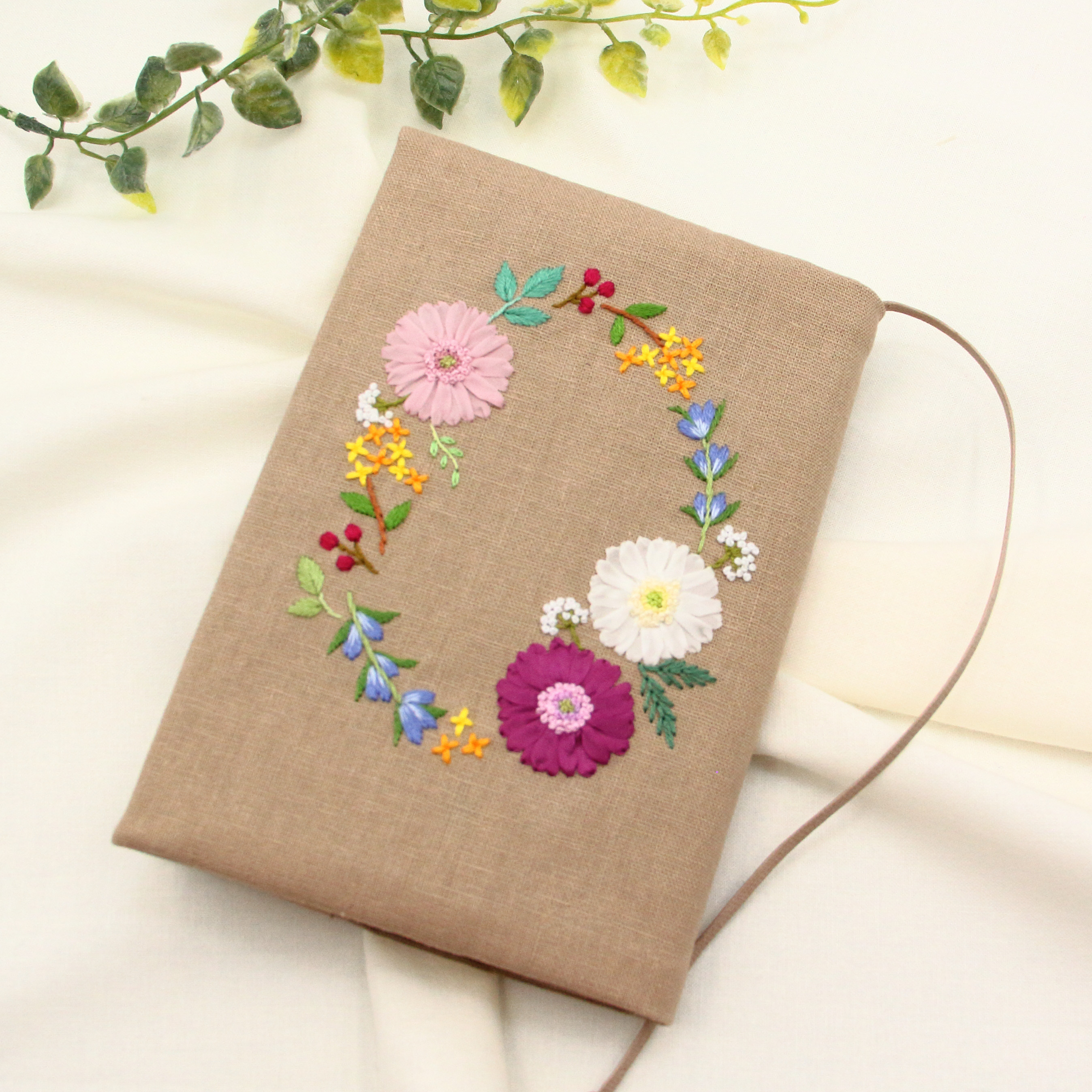 秋の誕生花リース　手刺繍のブックカバー　　文庫本/新書判/四六判ソフト