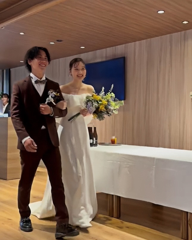 実例写真！オフショル ウェディングドレス クレープ生地 編み上げ 披露宴/結婚式 ふわふわ エレガント