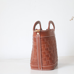 [新品] 手工牛皮編織包 - 可愛籃子設計 第4張的照片