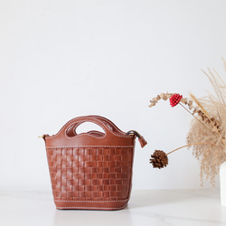 [新品] 手工牛皮編織包 - 可愛籃子設計 第5張的照片