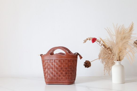 [新品] 手工牛皮編織包 - 可愛籃子設計 第5張的照片