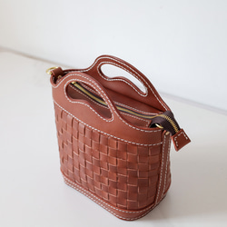 [新品] 手工牛皮編織包 - 可愛籃子設計 第2張的照片