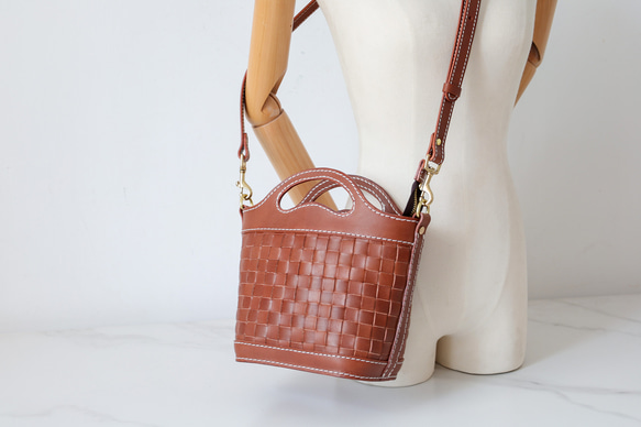 [新品] 手工牛皮編織包 - 可愛籃子設計 第3張的照片