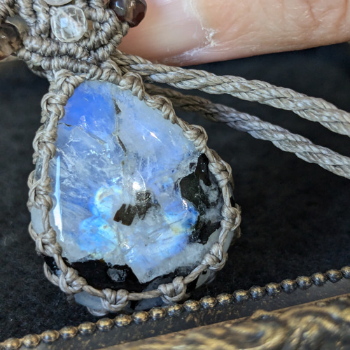 ねこまにあ　特大レインボーラブラドライトのマクラメネックレス ねこまにあ 特大レインボーラブラドライトのマクラメネックレス