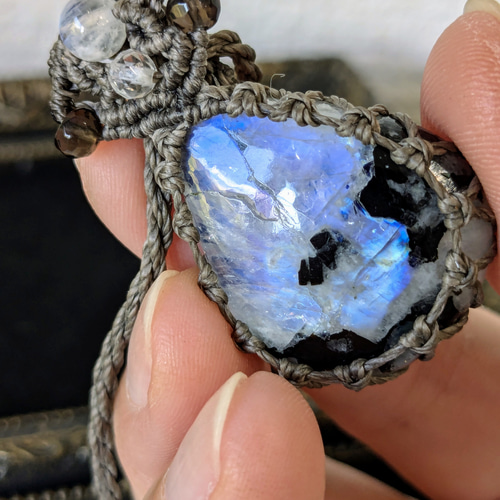 ☆虹入り☆黒雲母入り☆レインボームーンストーン・ホワイト