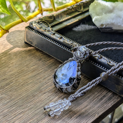 ☆虹入り☆黒雲母入り☆レインボームーンストーン・ホワイト