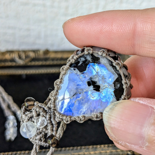 ☆虹入り☆黒雲母入り☆レインボームーンストーン・ホワイト