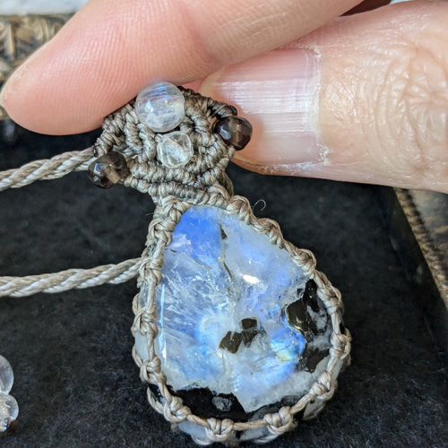 ☆虹入り☆黒雲母入り☆レインボームーンストーン・ホワイト